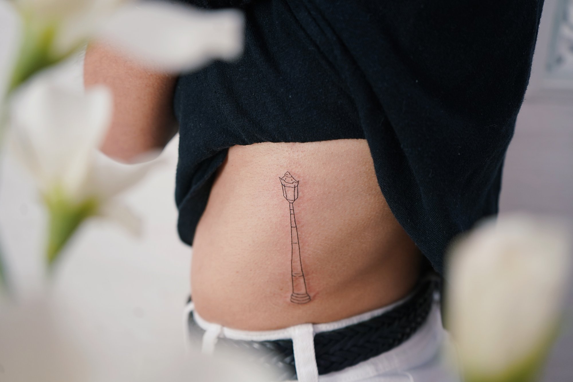Tatuaje de palabra en zona desconocida, línea fina