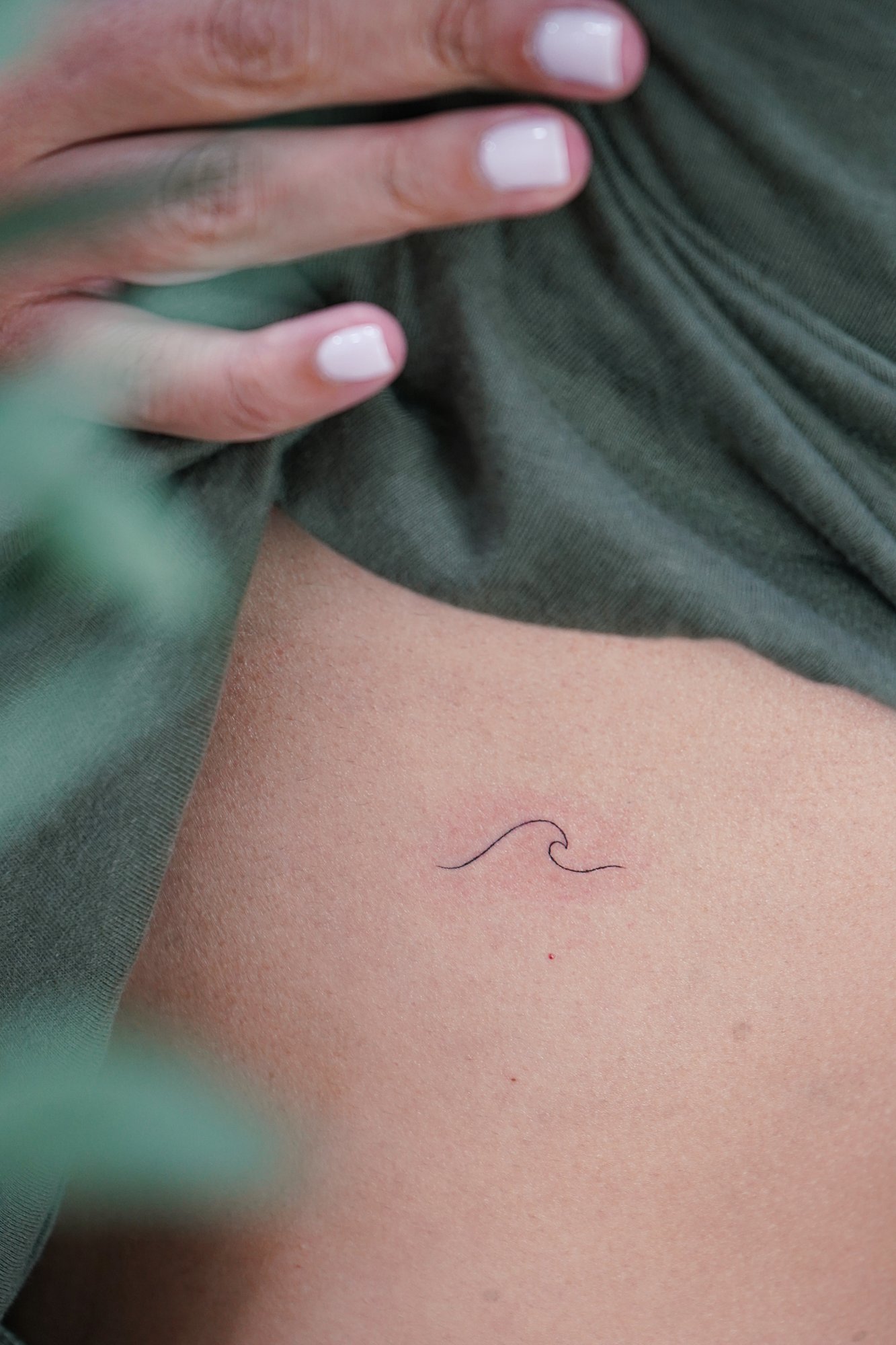 Tatuaje de palabra en zona desconocida, línea fina