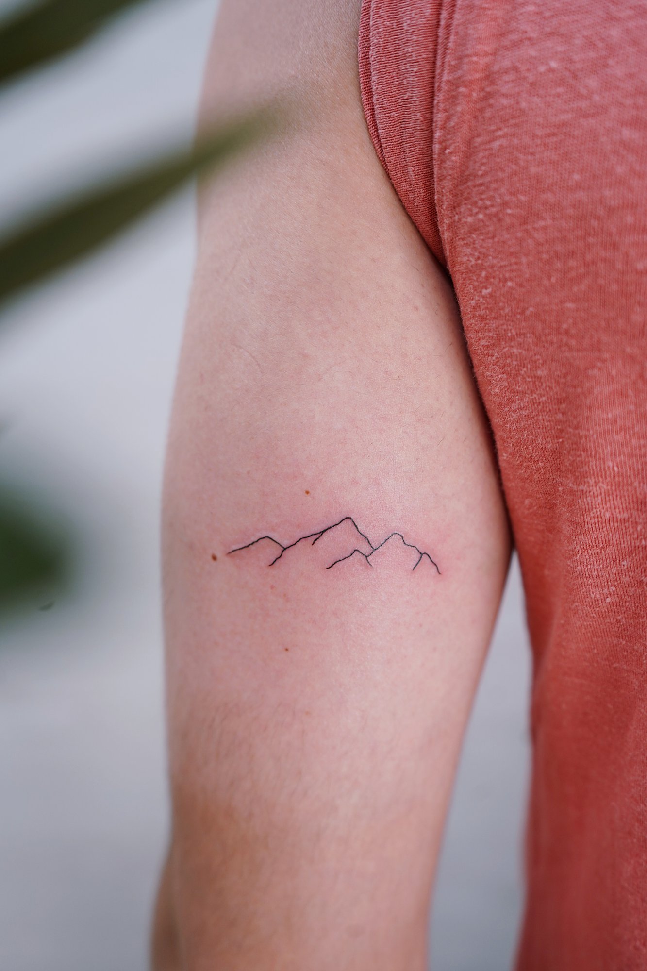 Tatuaje de palabra en zona desconocida, línea fina