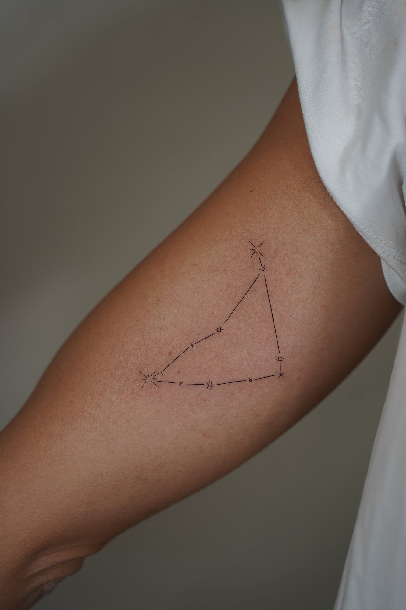 Tatuaje de palabra en zona desconocida, línea fina