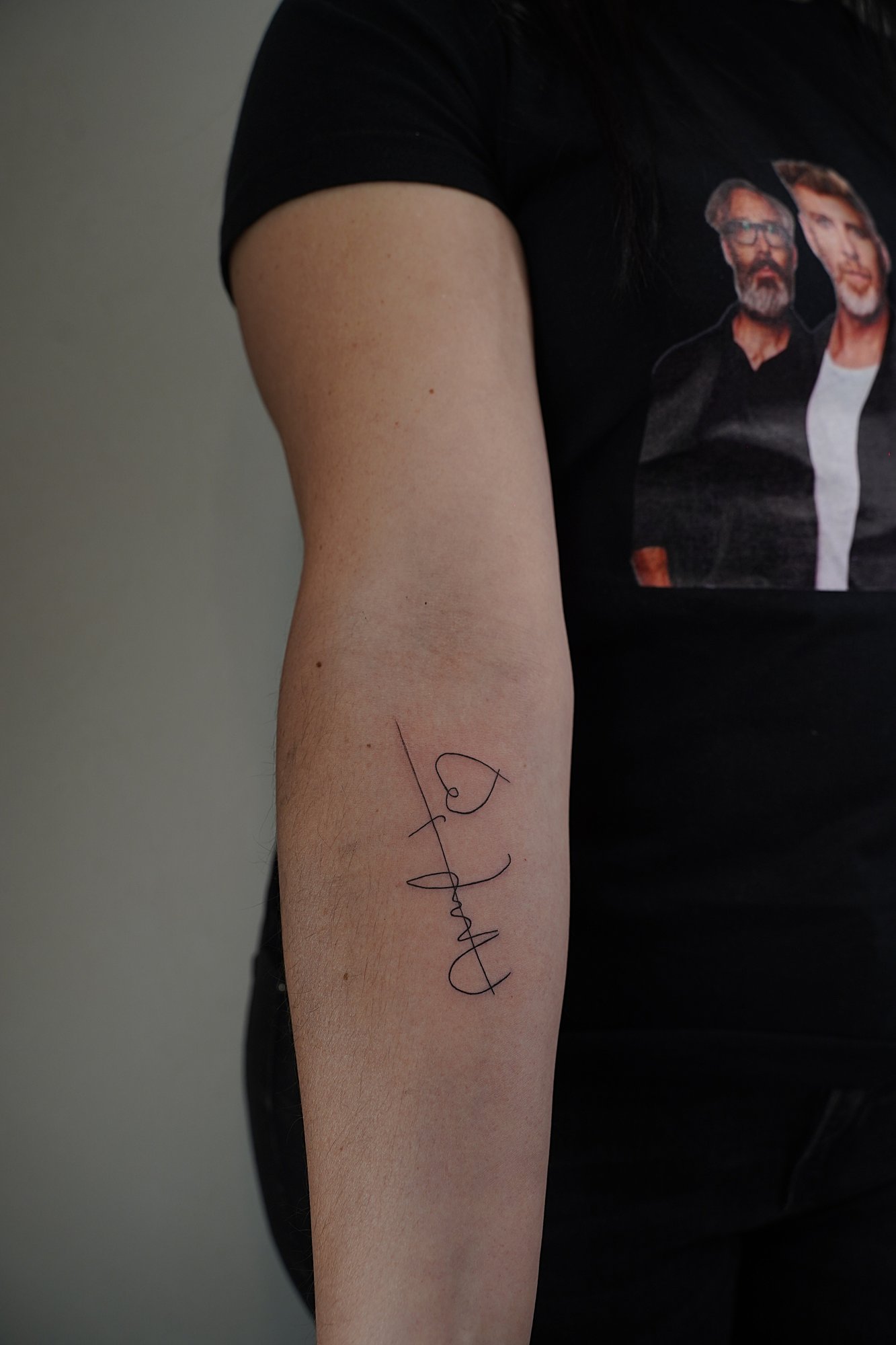Tatuaje de palabra en zona desconocida, línea fina