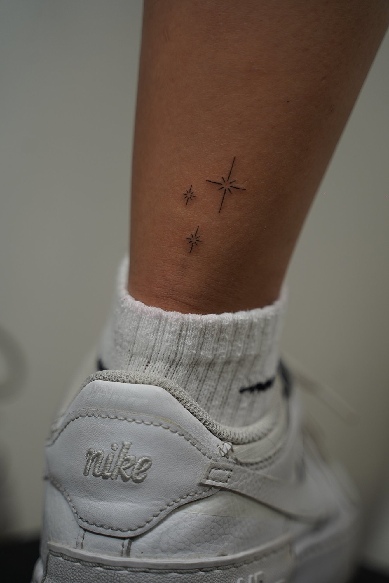 Tatuaje de palabra en zona desconocida, línea fina