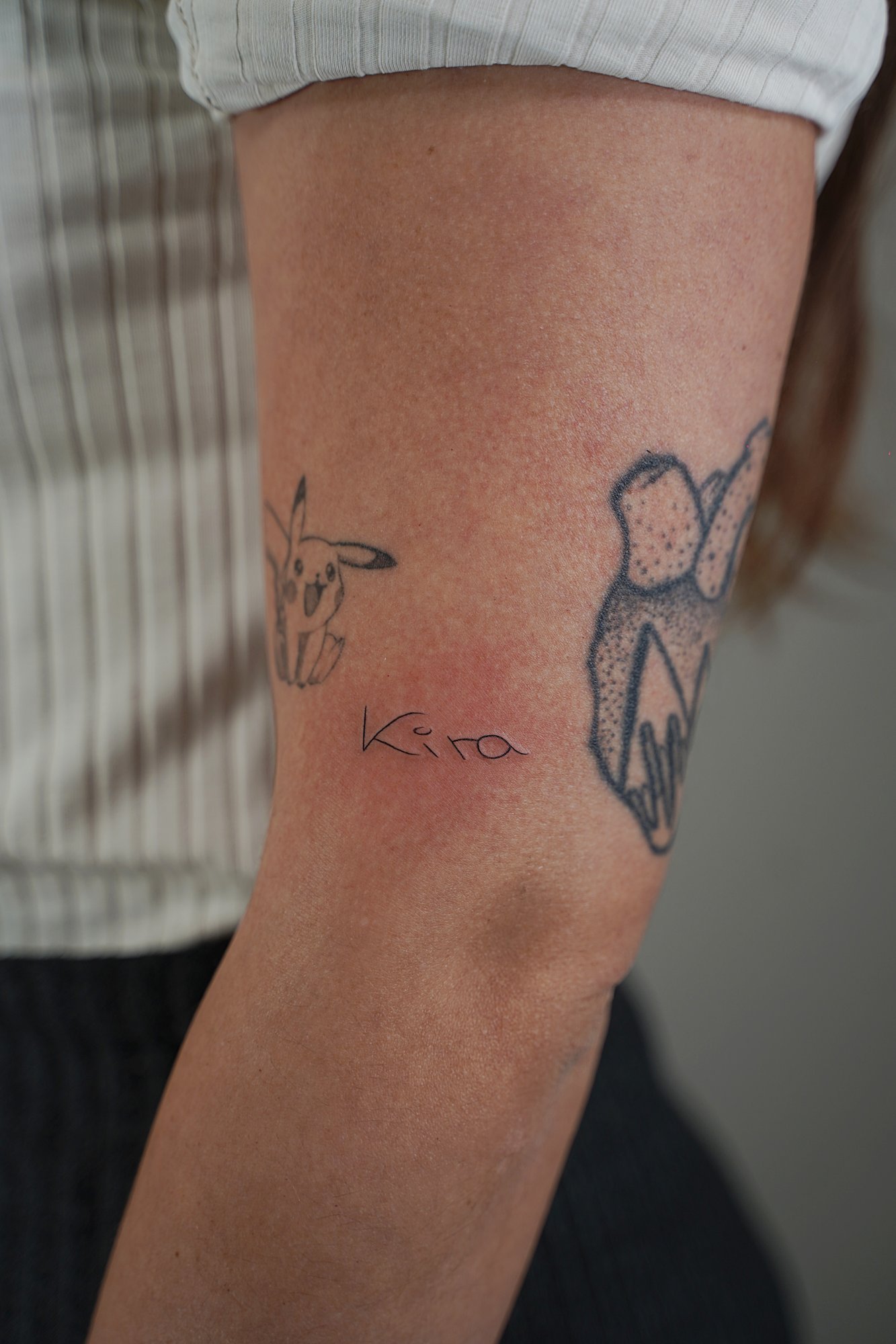 Tatuaje de palabra en zona desconocida, línea fina