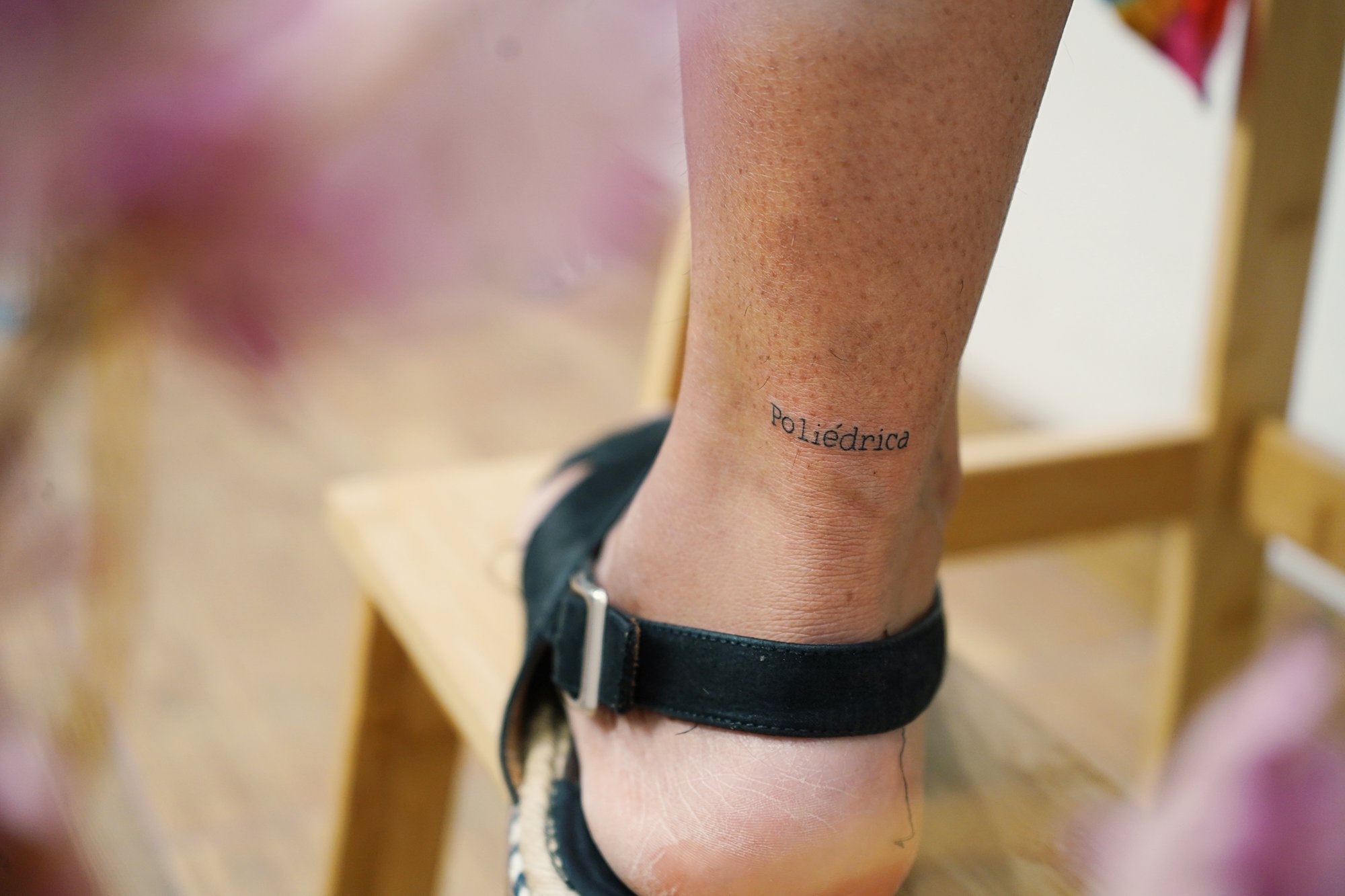 Tatuaje de palabras maquina en zona desconocida, línea fina