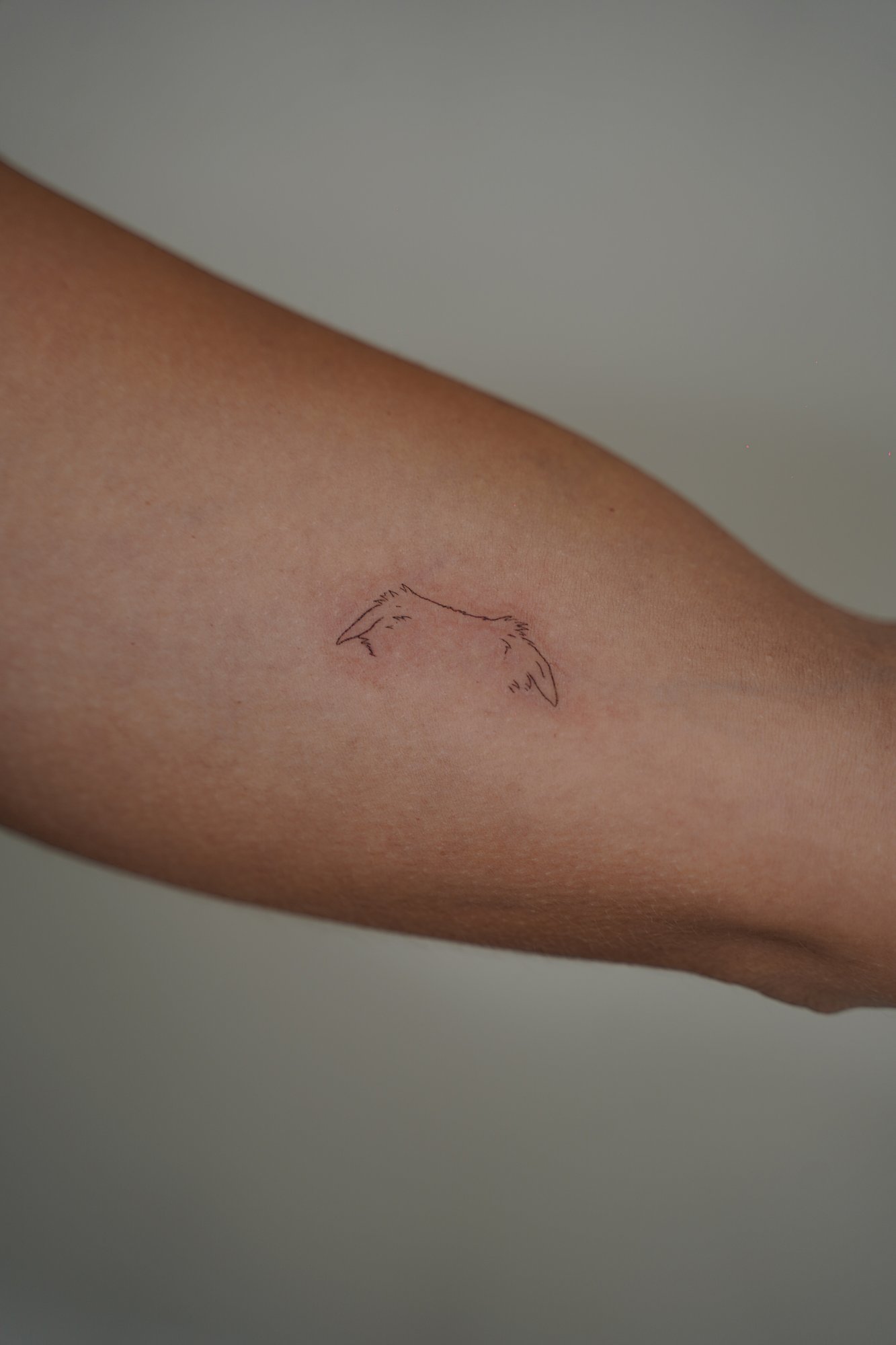 Tatuaje de palabras maquina en zona desconocida, línea fina