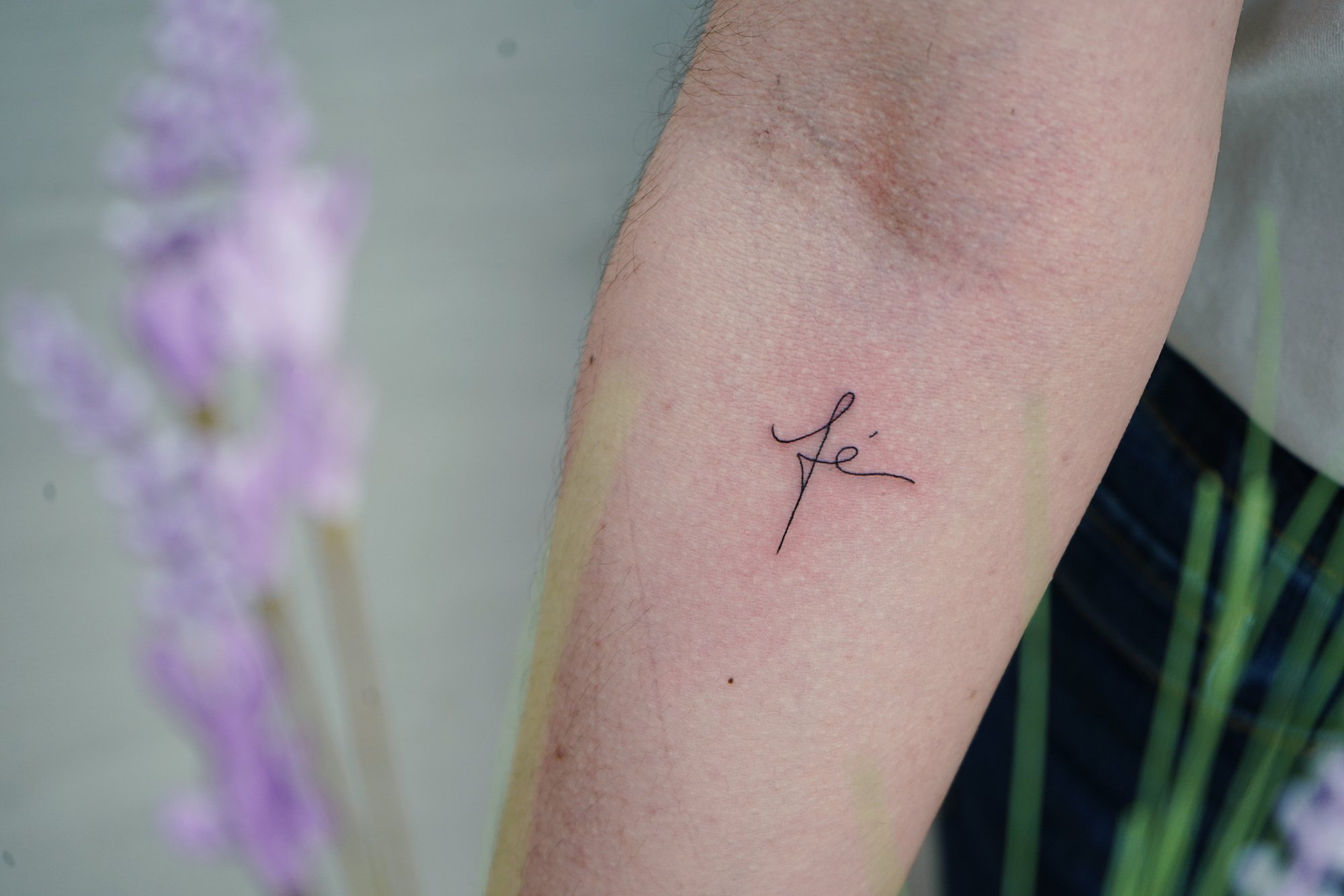 Tatuaje de palabras en antebrazo, línea fina