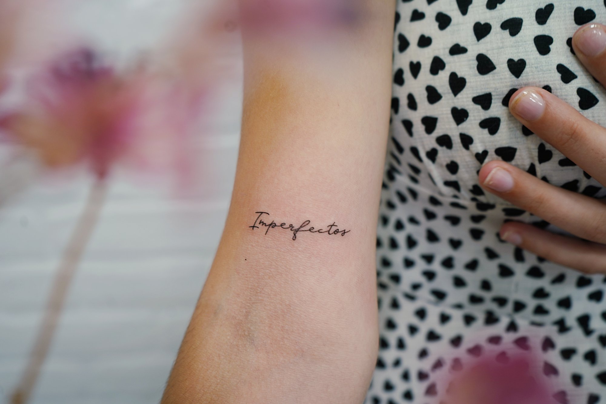 Tatuaje de palabras en brazo, línea fina