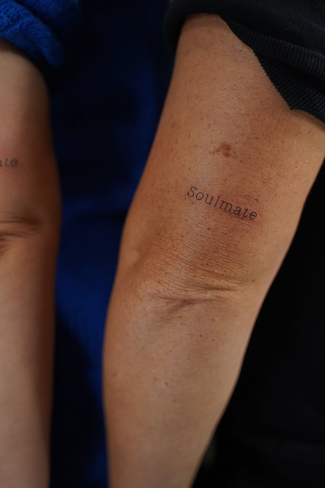 Tatuaje de palabras en codo, línea fina