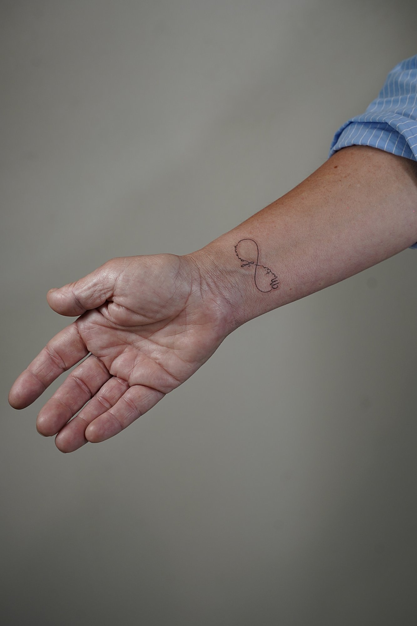 Tatuaje de palabras en costilla, línea fina