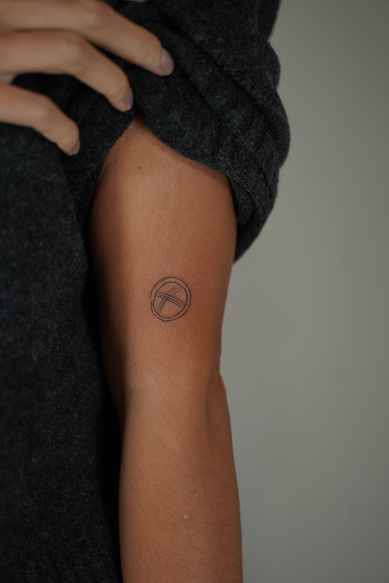 Tatuaje de palabras en mano, línea fina