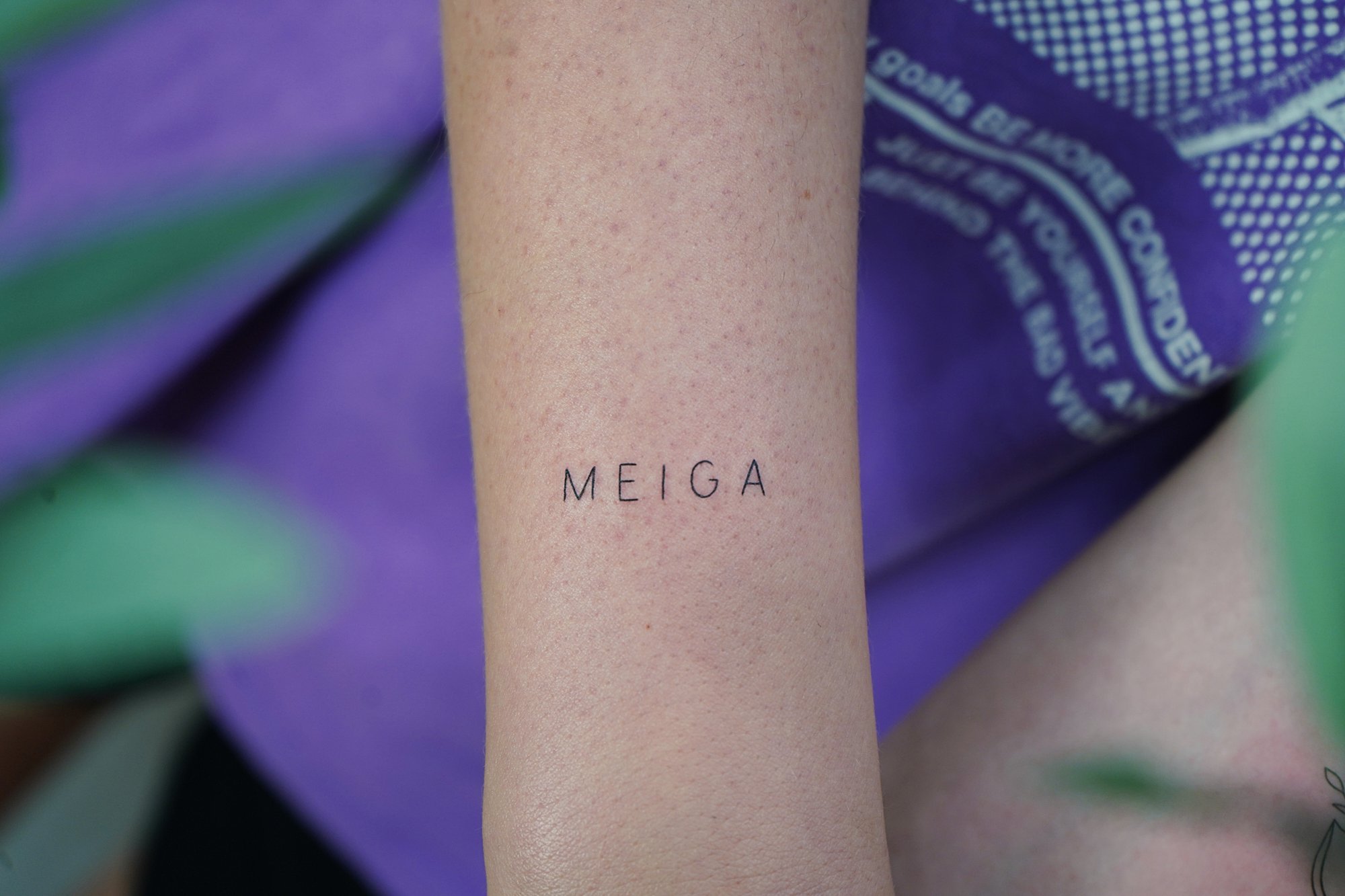 Tatuaje de palabras en muneca, línea fina