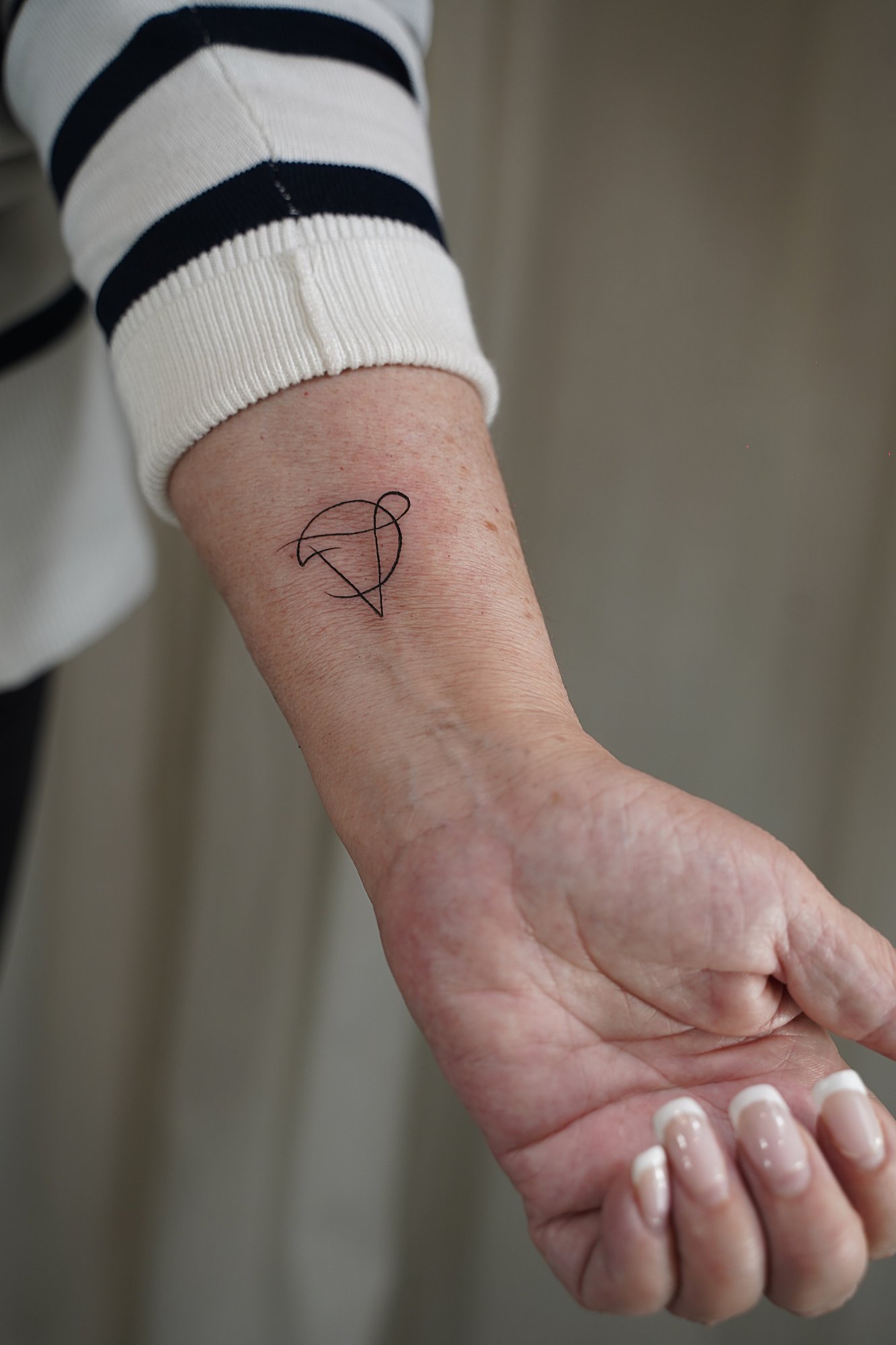 Tatuaje de palabras en zona desconocida, línea fina