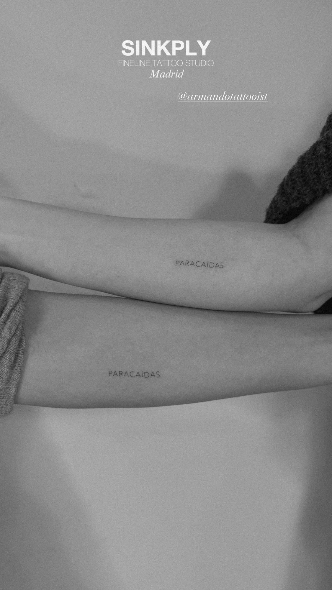 Tatuaje de paracaidas texto fino matching en antebrazo, línea fina
