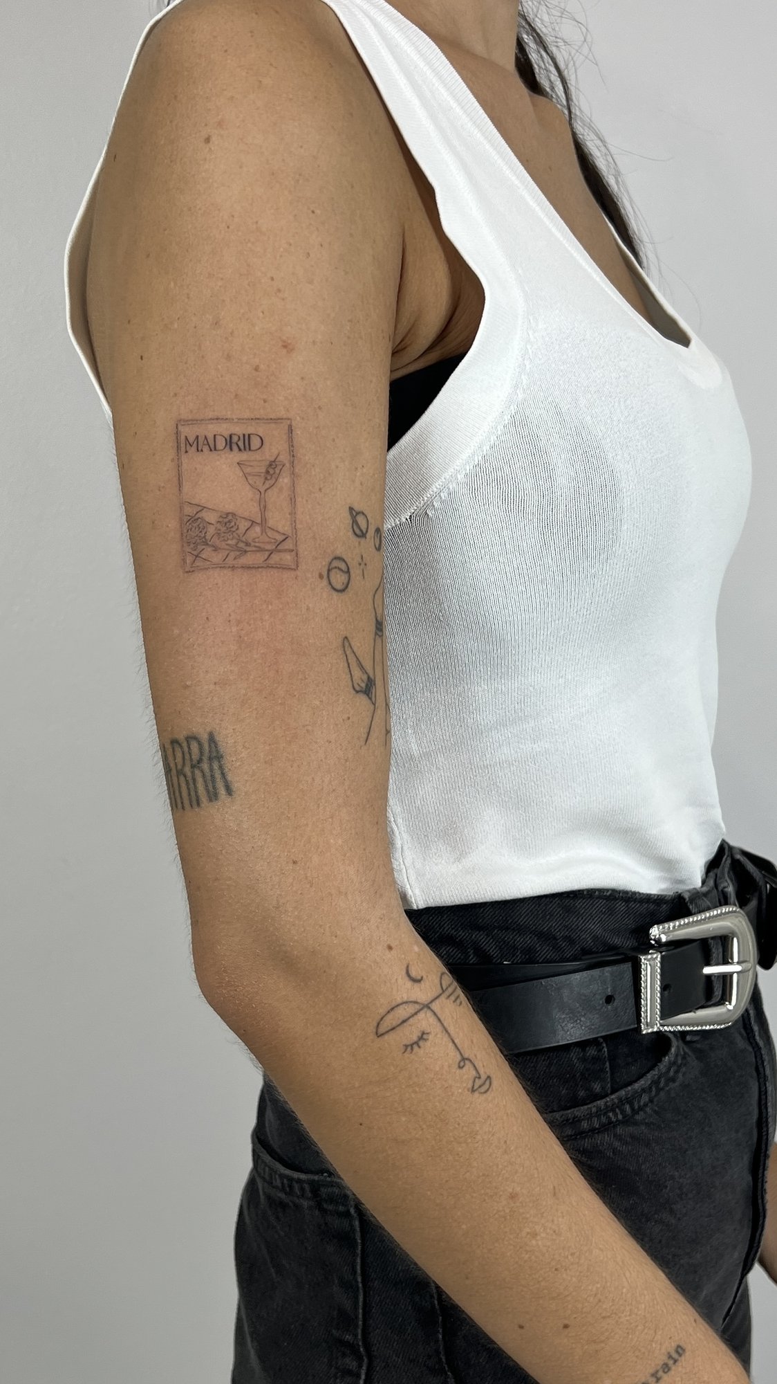 Tatuaje de sello madrid en zona desconocida, línea fina