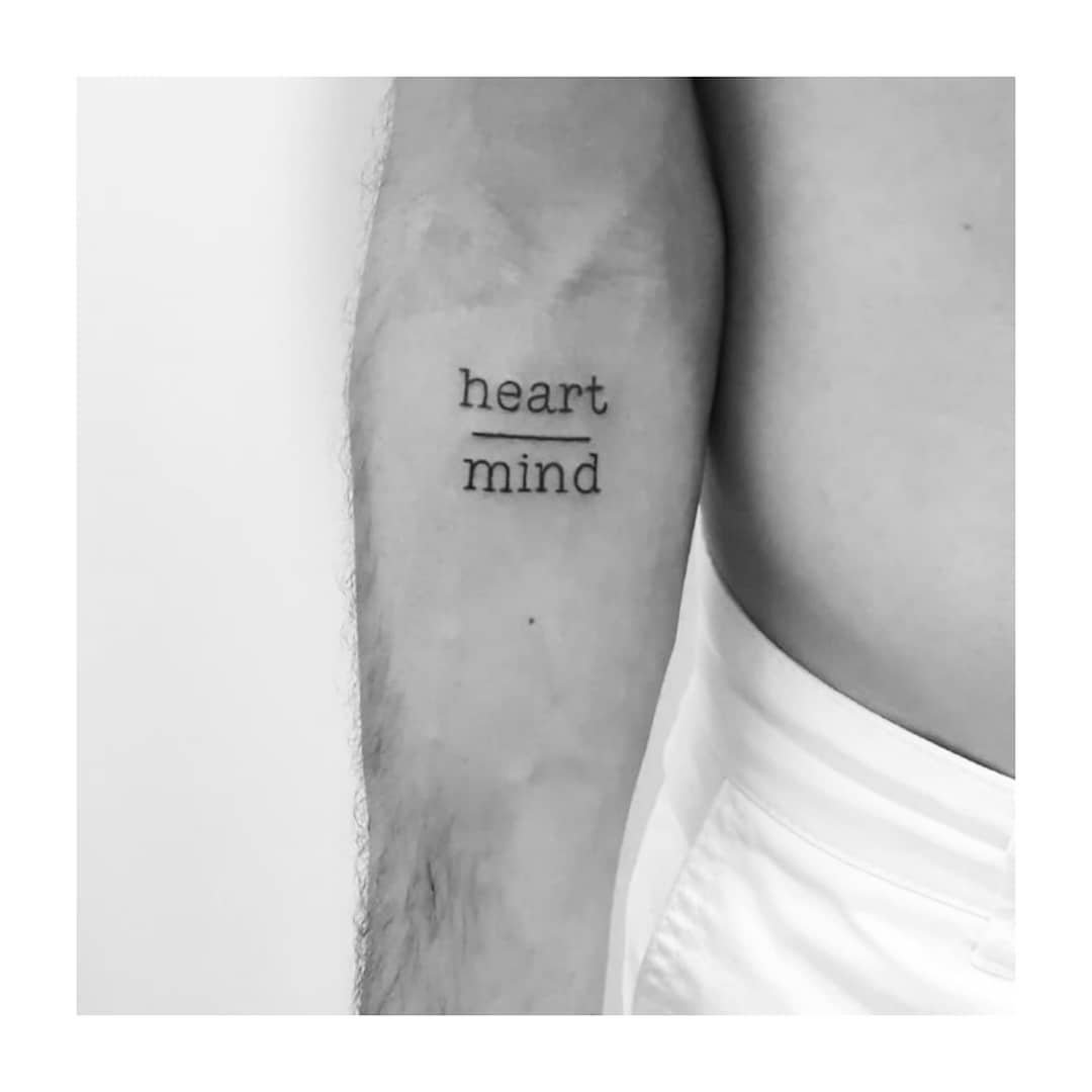 Tatuaje de frase en antebrazo, línea fina Sinkply Madrid
