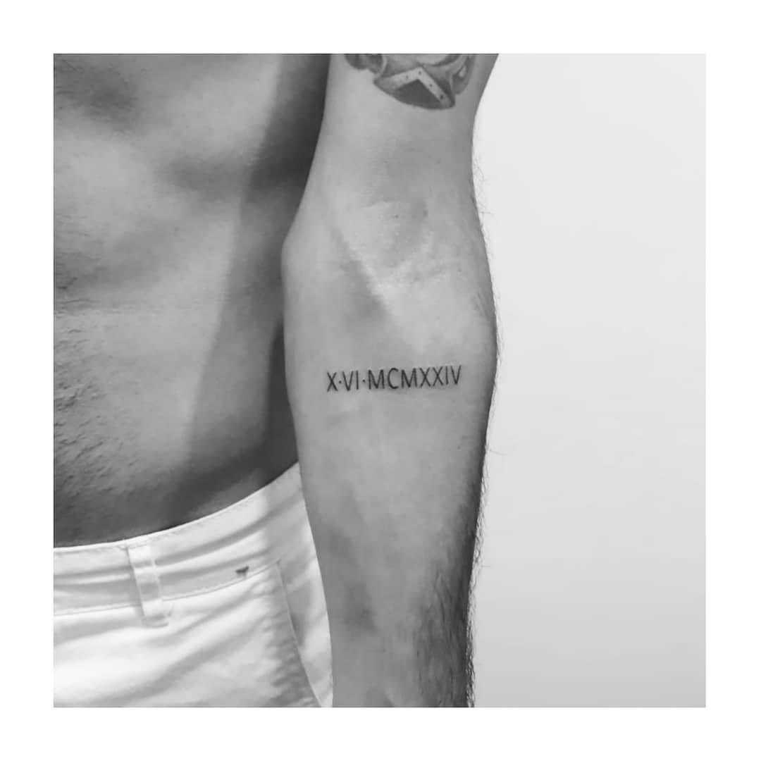 Tatuaje de frase en antebrazo, línea fina Sinkply Madrid