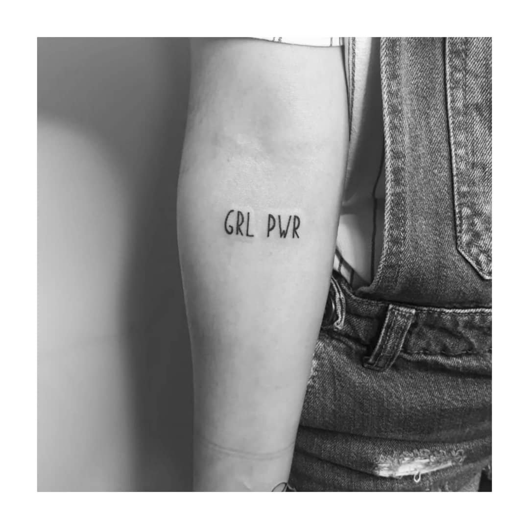 Tatuaje de frase en antebrazo, línea fina Sinkply Madrid