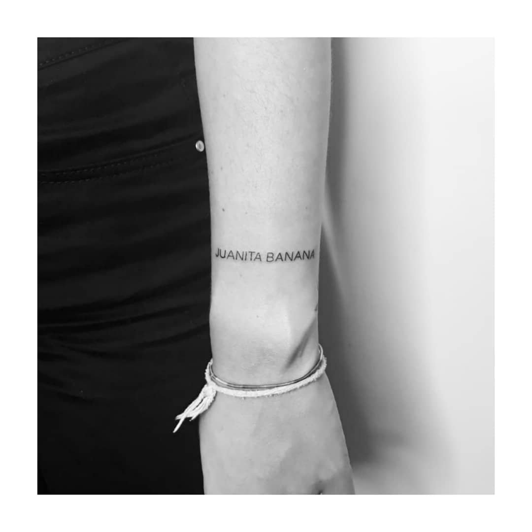 Tatuaje de frase en antebrazo, línea fina Sinkply Madrid