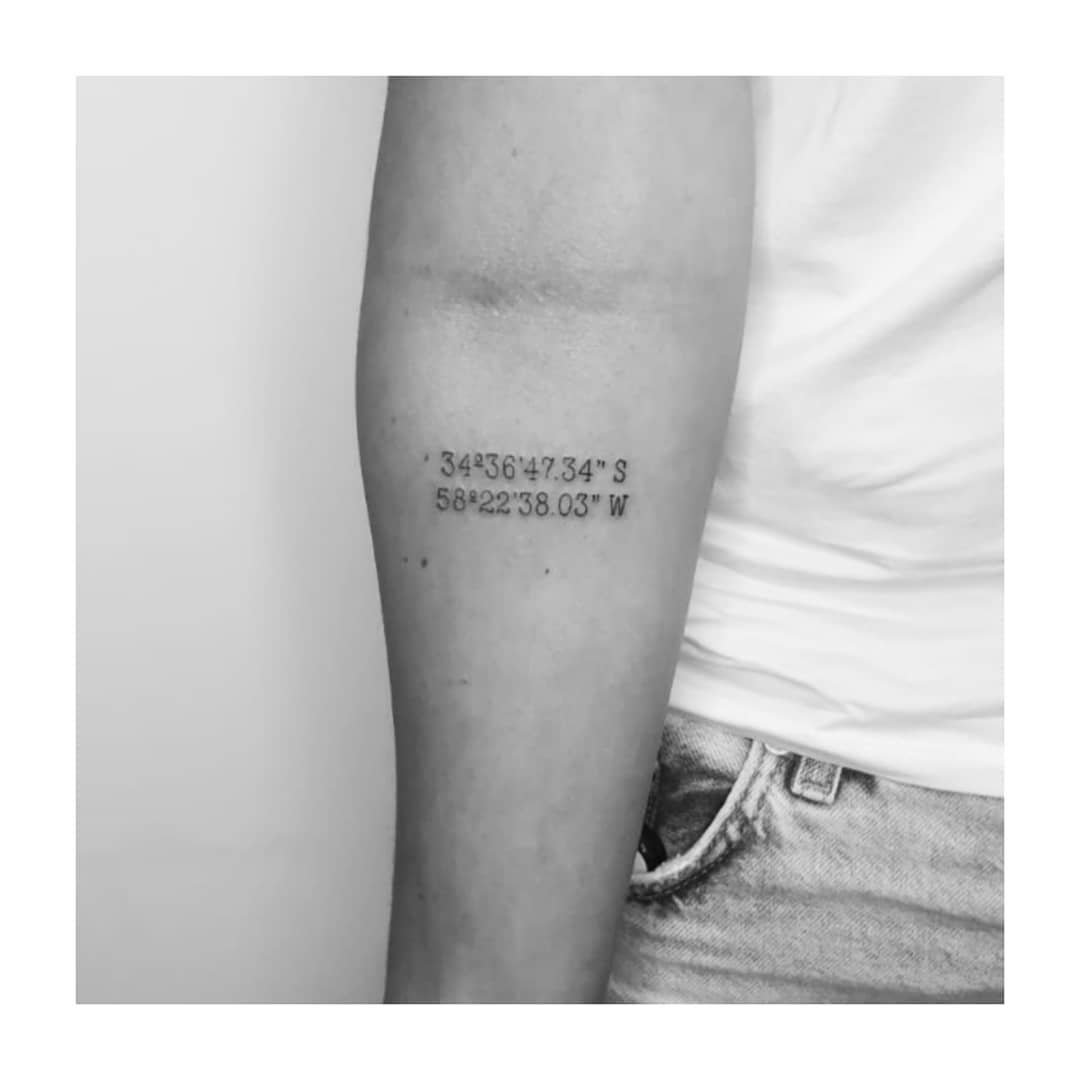 Tatuaje de frase en antebrazo, línea fina Sinkply Madrid