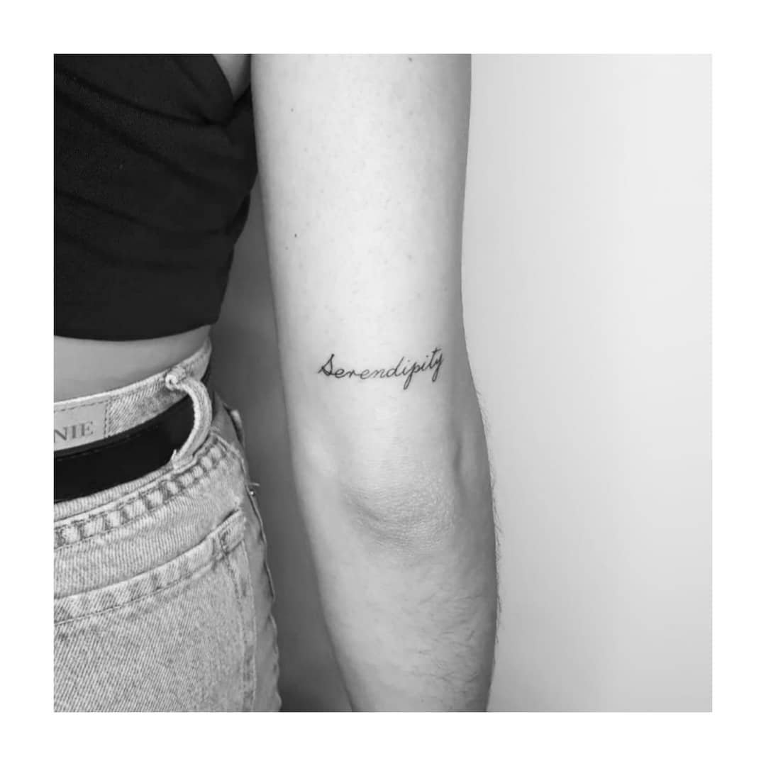 Tatuaje de frase en antebrazo, línea fina Sinkply Madrid
