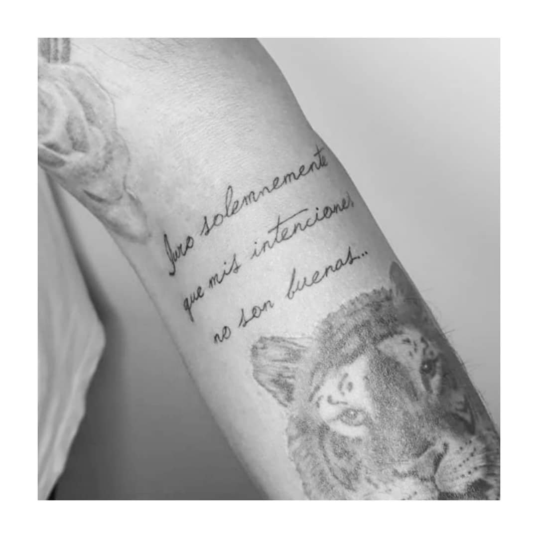 Tatuaje de frase en antebrazo, línea fina Sinkply Madrid