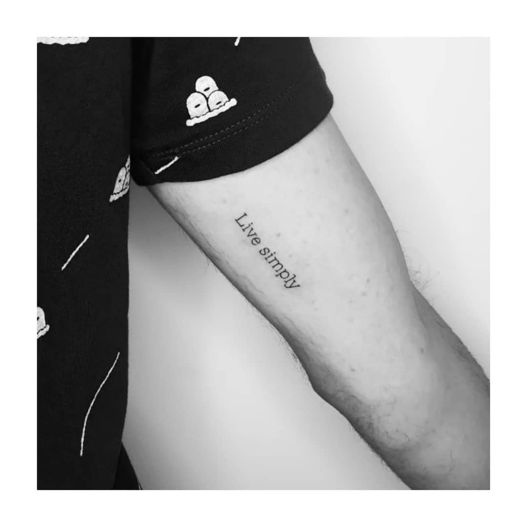Tatuaje de frase en antebrazo, línea fina Sinkply Madrid