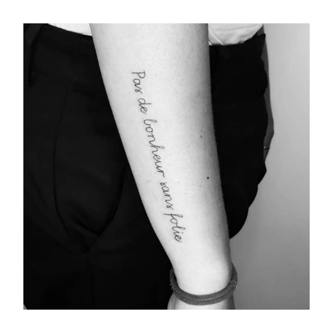 Tatuaje de frase en antebrazo, línea fina Sinkply Madrid