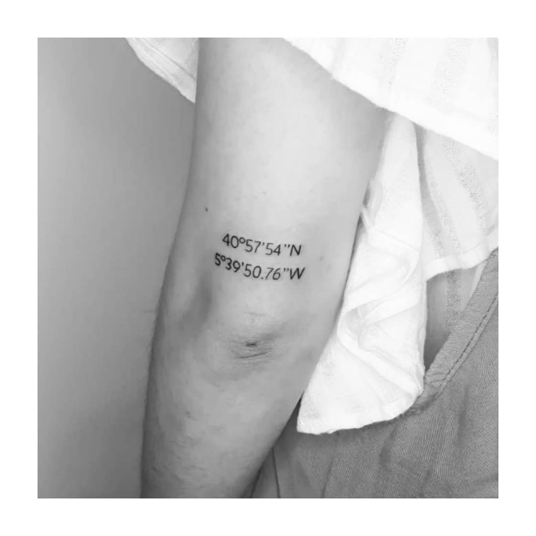 Tatuaje de frase en antebrazo, línea fina Sinkply Madrid