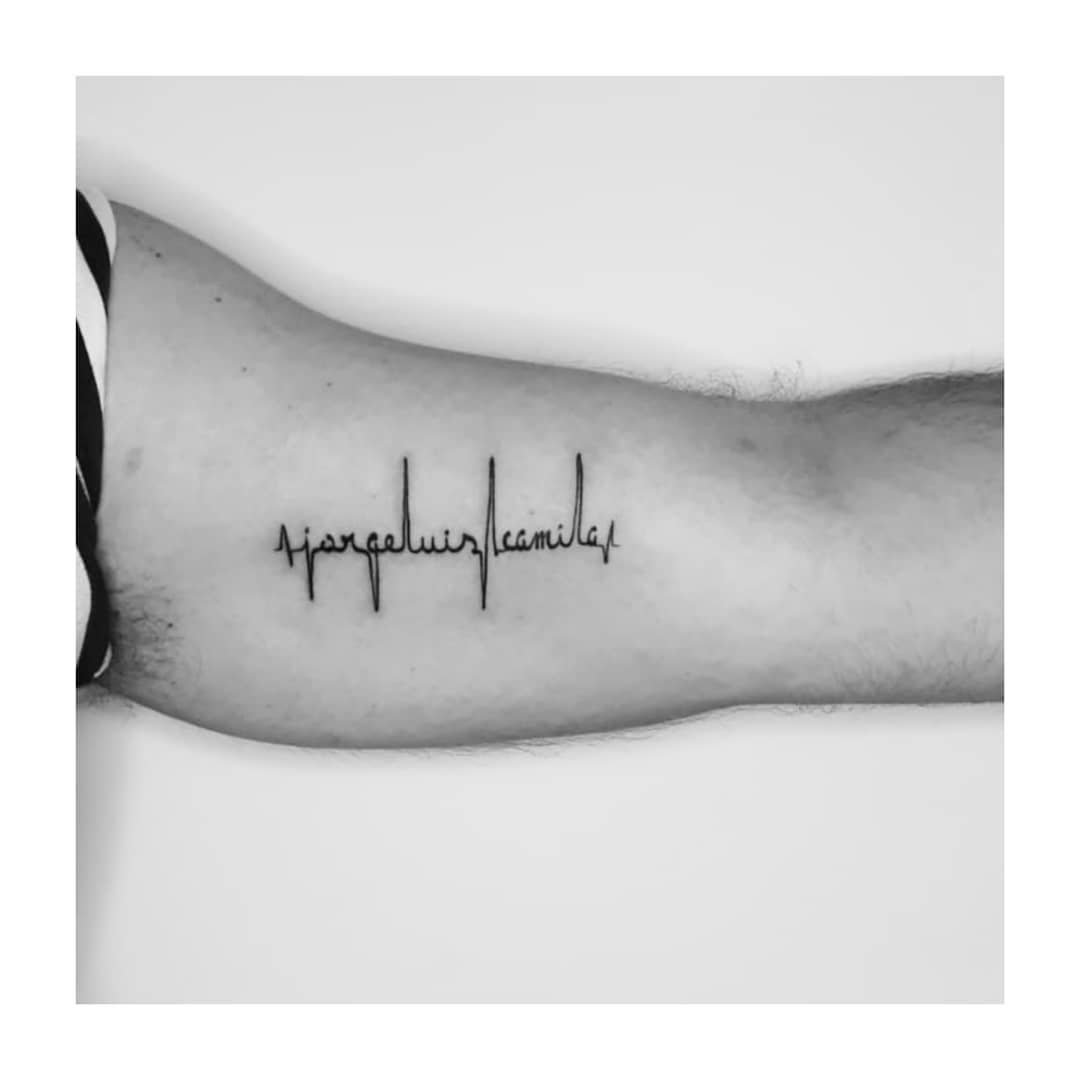 Tatuaje de frase en antebrazo, línea fina Sinkply Madrid