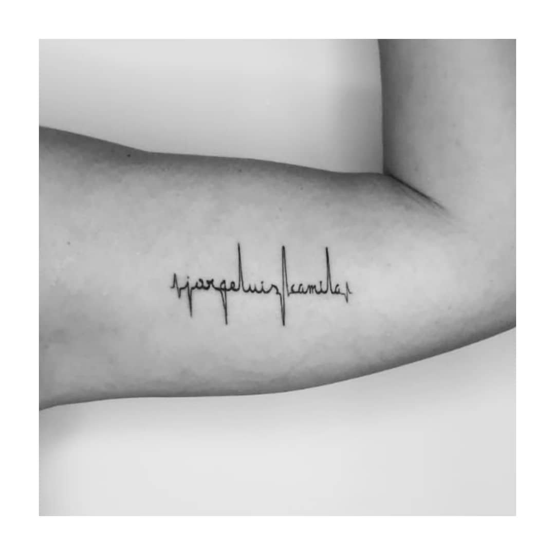 Tatuaje de frase en antebrazo, línea fina Sinkply Madrid