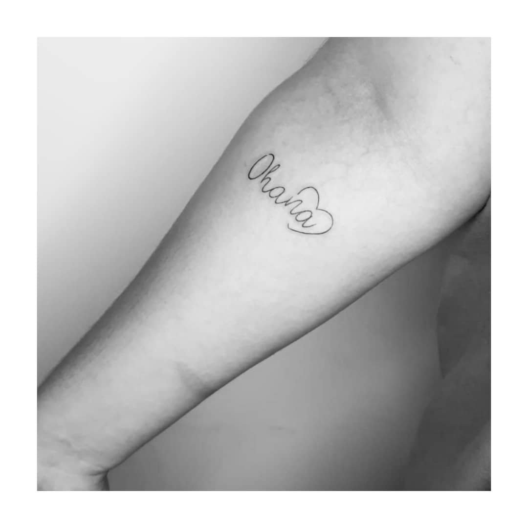 Tatuaje de frase en antebrazo, línea fina Sinkply Madrid
