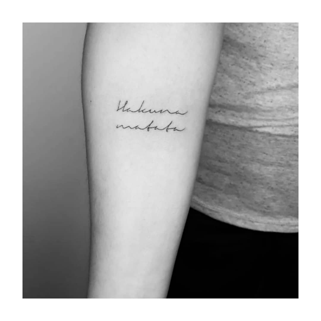 Tatuaje de frase en antebrazo, línea fina Sinkply Madrid