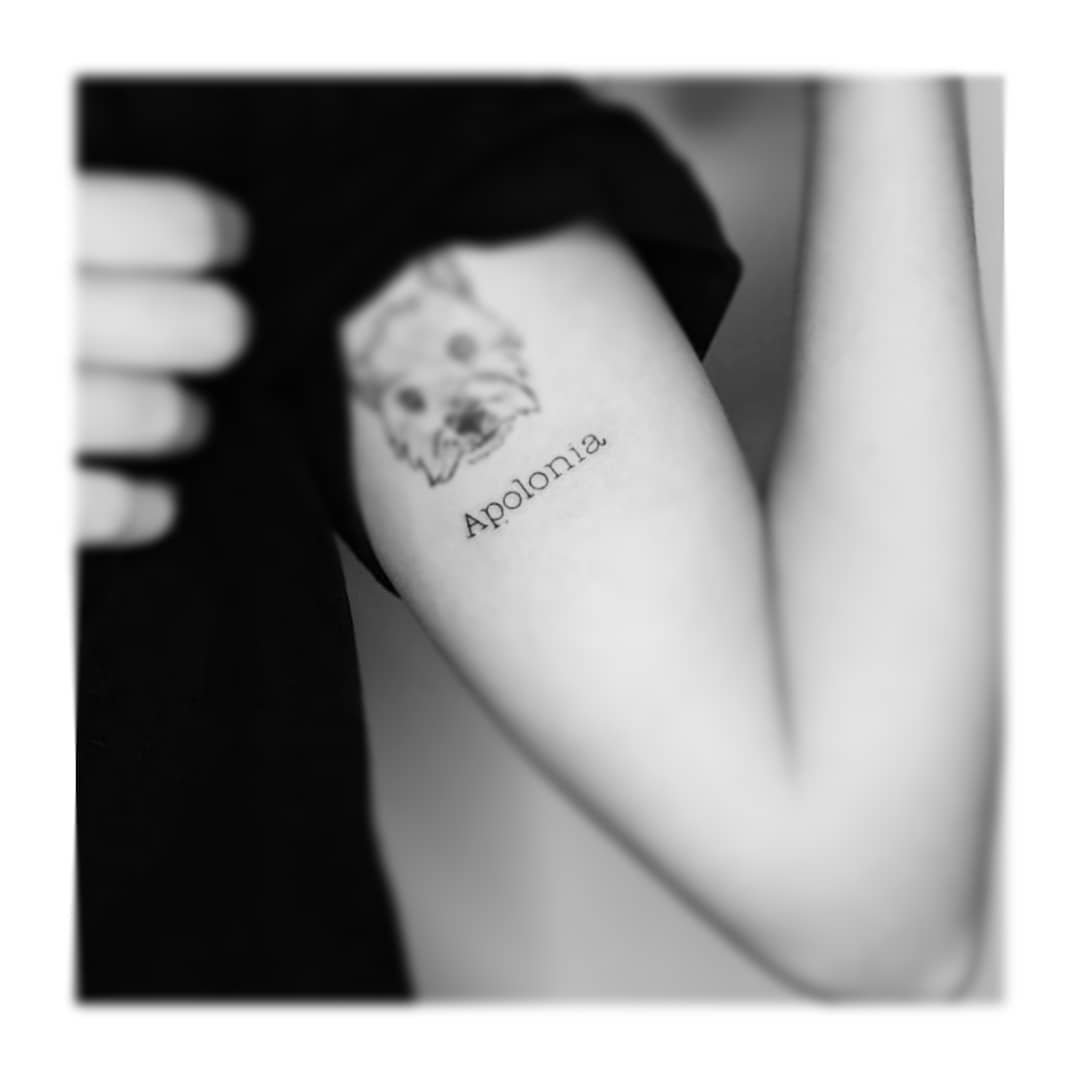 Tatuaje de frase en antebrazo, línea fina Sinkply Madrid