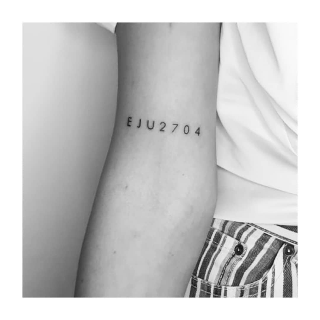 Tatuaje de frase en antebrazo, línea fina Sinkply Madrid