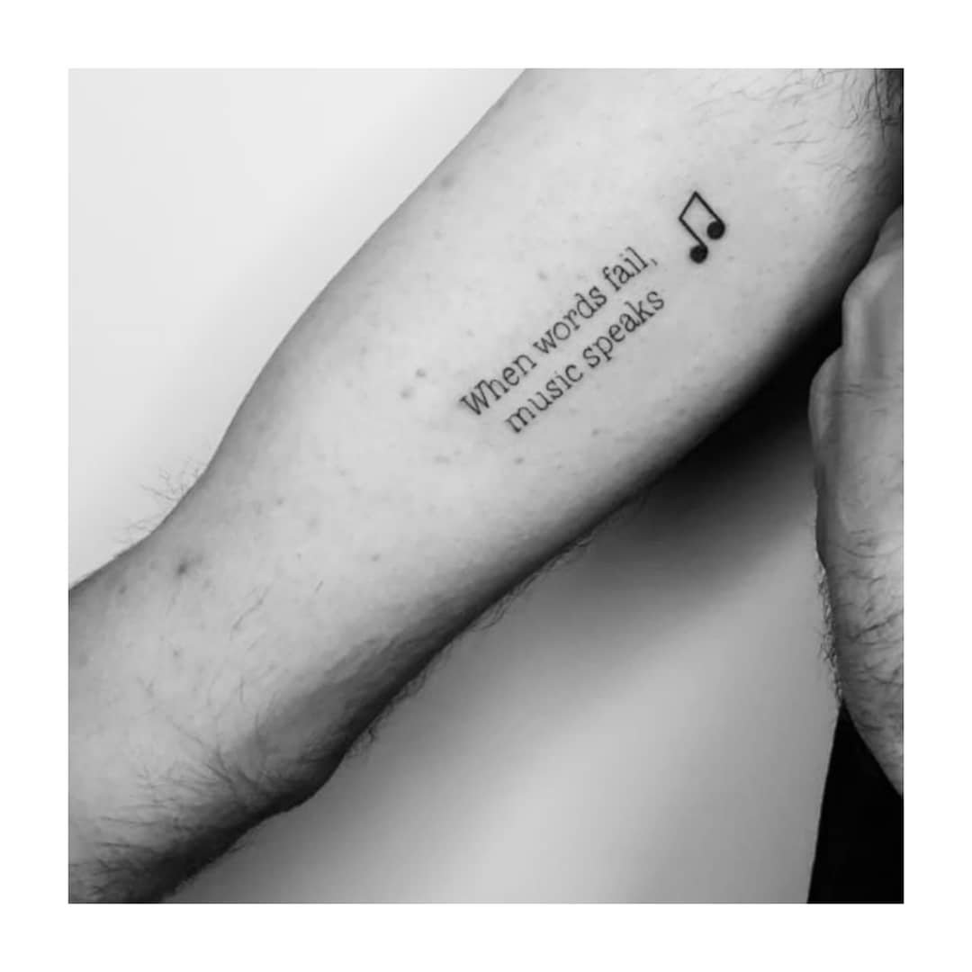 Tatuaje de frase en antebrazo, línea fina Sinkply Madrid