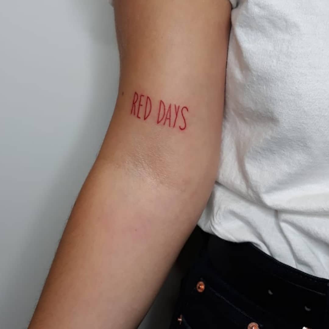 Tatuaje de frase en antebrazo, línea fina Sinkply Madrid