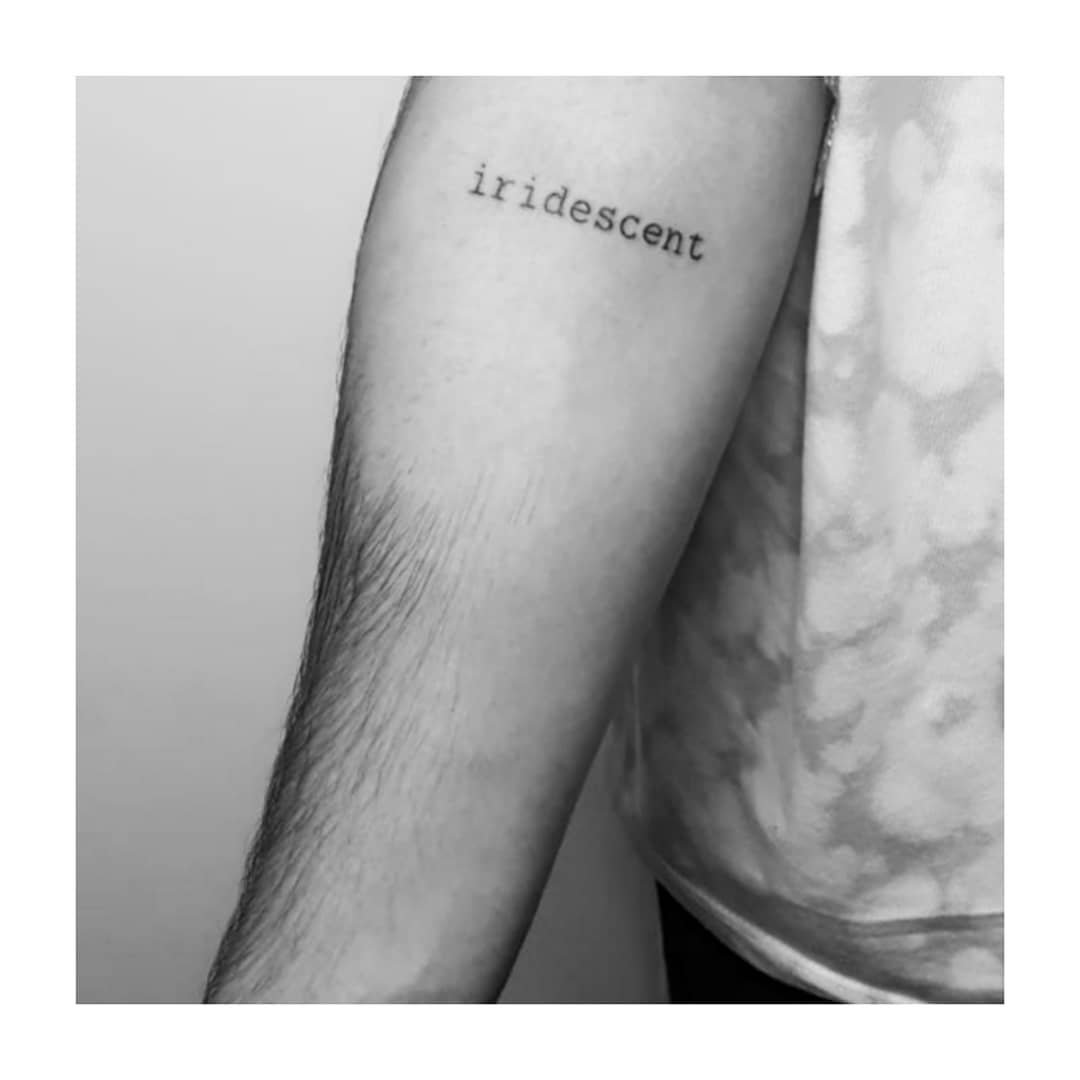 Tatuaje de frase en antebrazo, línea fina Sinkply Madrid