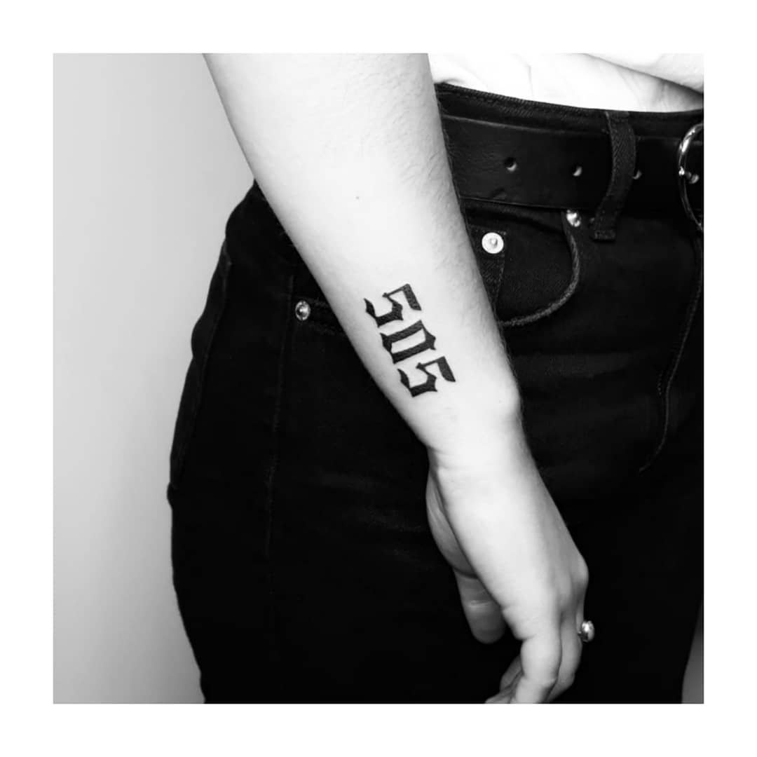 Tatuaje de frase en antebrazo, línea fina Sinkply Madrid