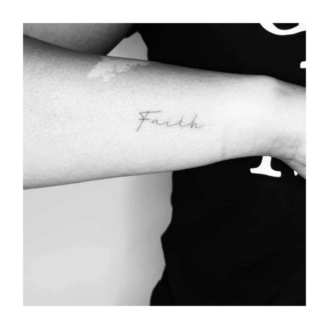 Tatuaje de frase en antebrazo, línea fina Sinkply Madrid