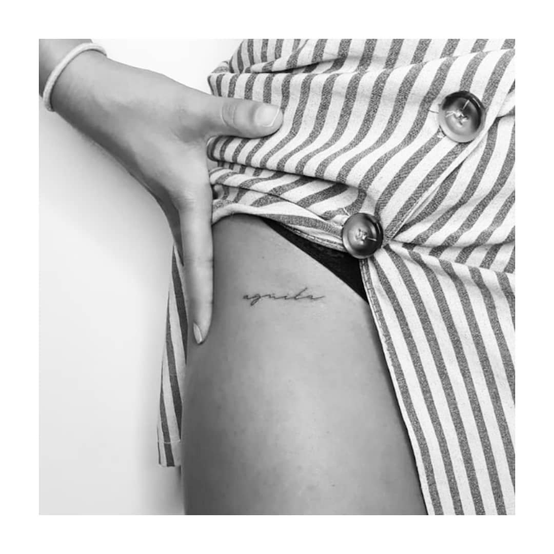 Tatuaje de frase en antebrazo, línea fina Sinkply Madrid