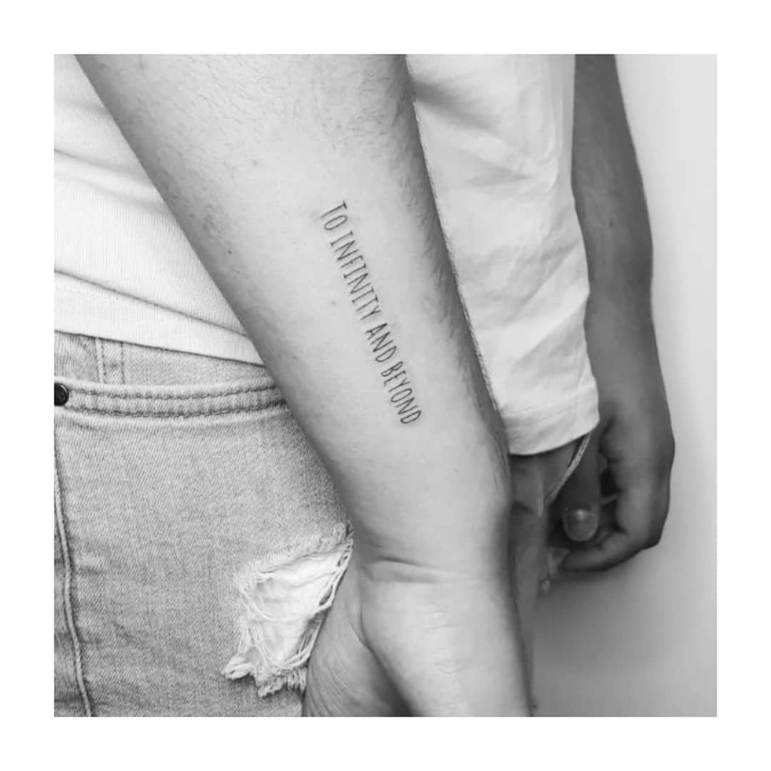 Tatuaje de frase en antebrazo, línea fina Sinkply Madrid