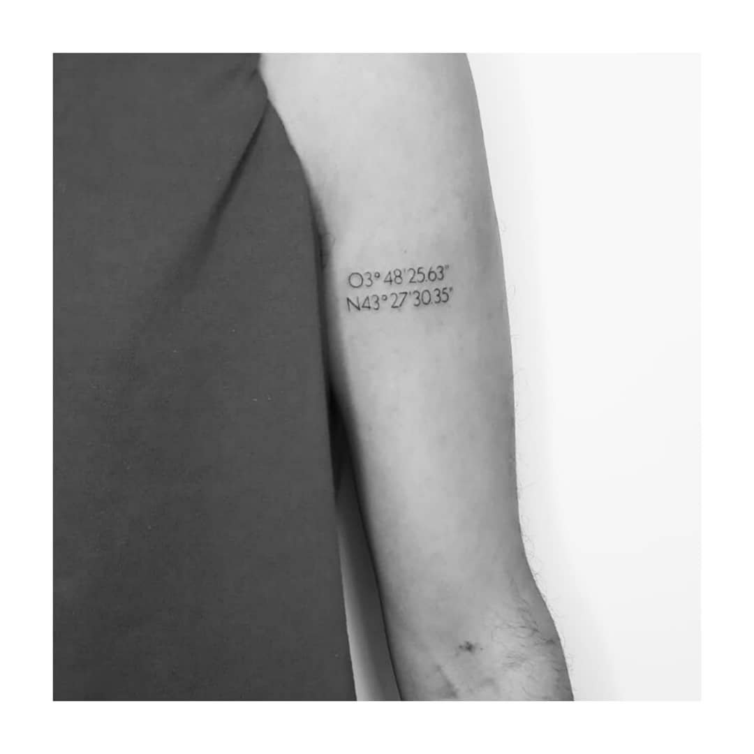 Tatuaje de frase en antebrazo, línea fina Sinkply Madrid