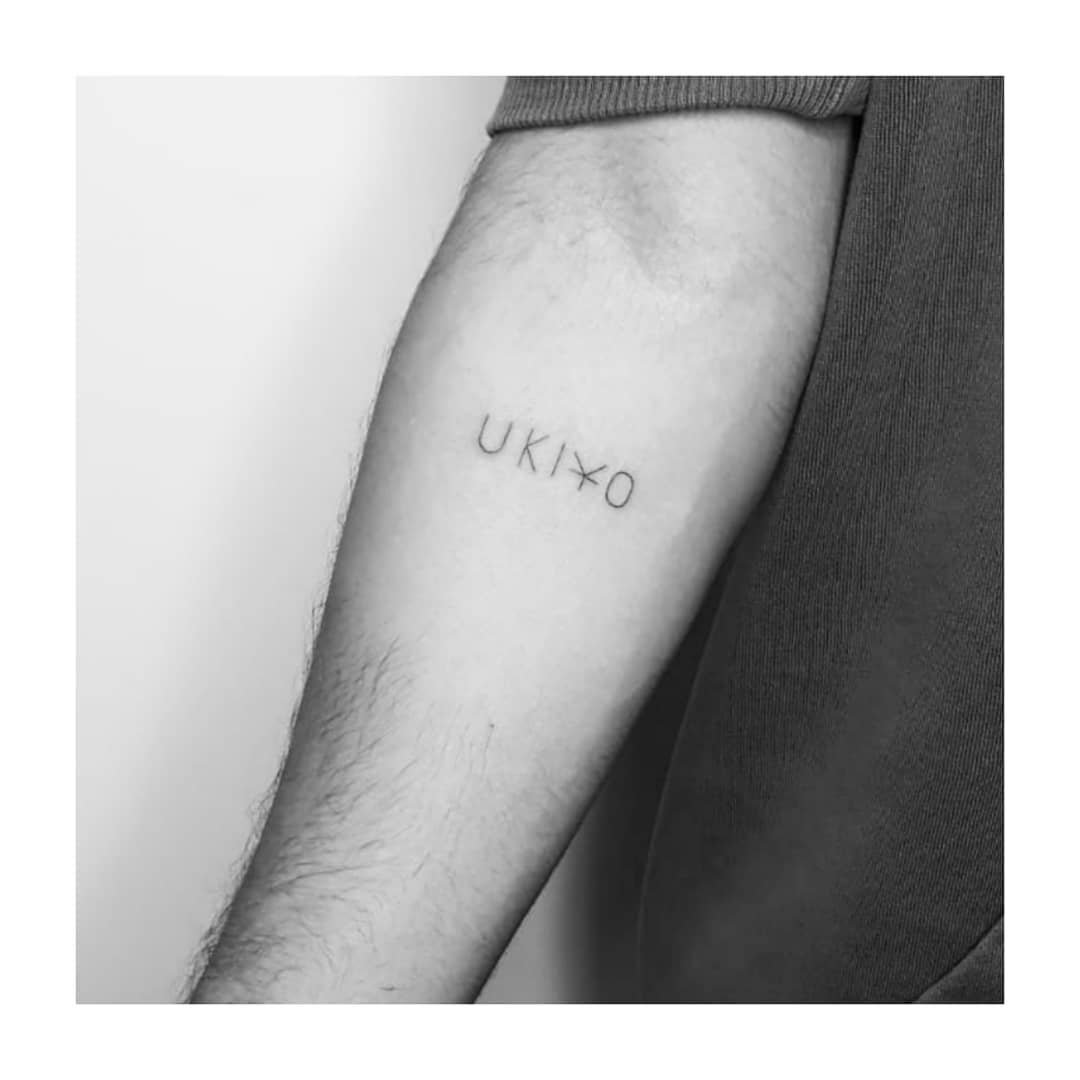 Tatuaje de frase en antebrazo, línea fina Sinkply Madrid