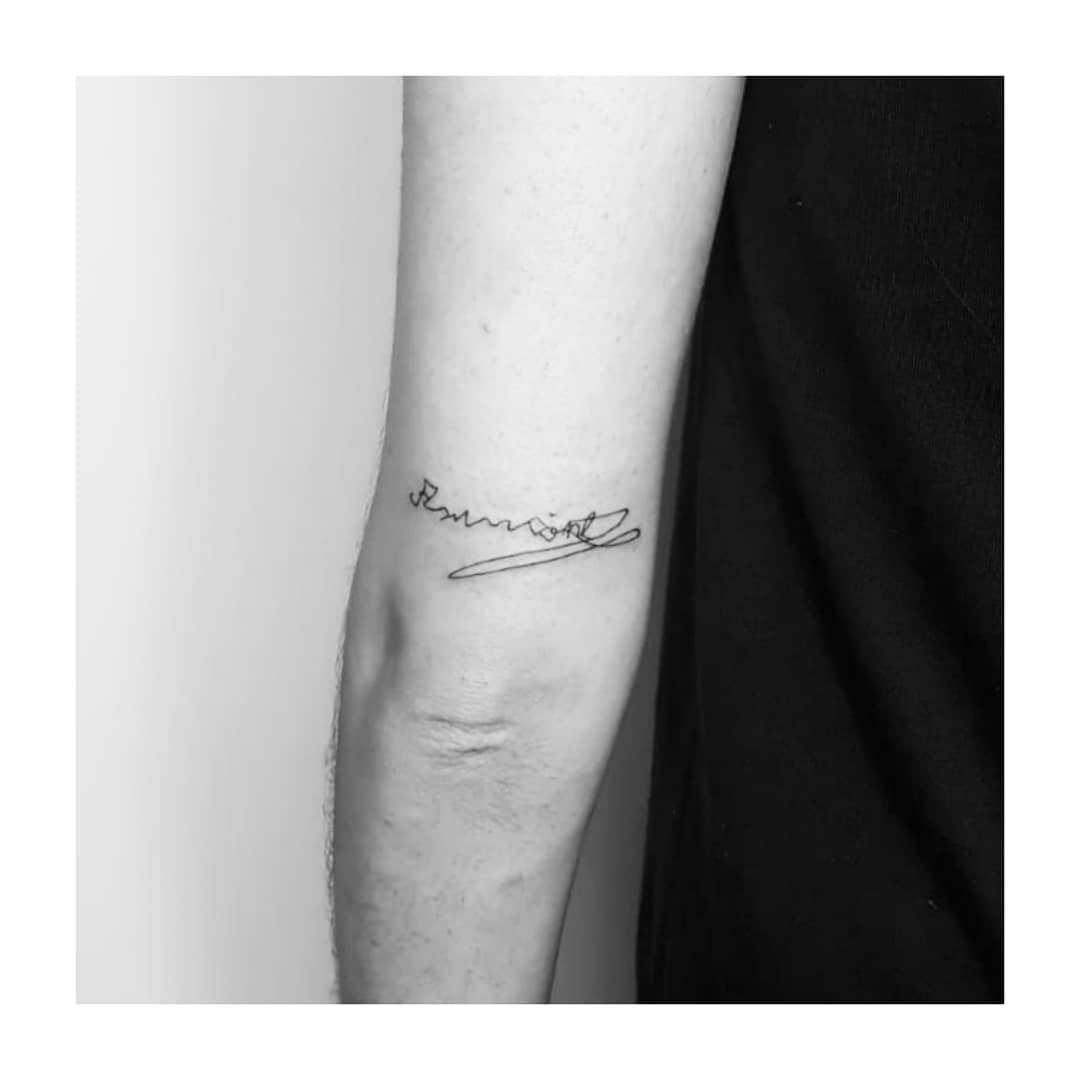 Tatuaje de frase en antebrazo, línea fina Sinkply Madrid