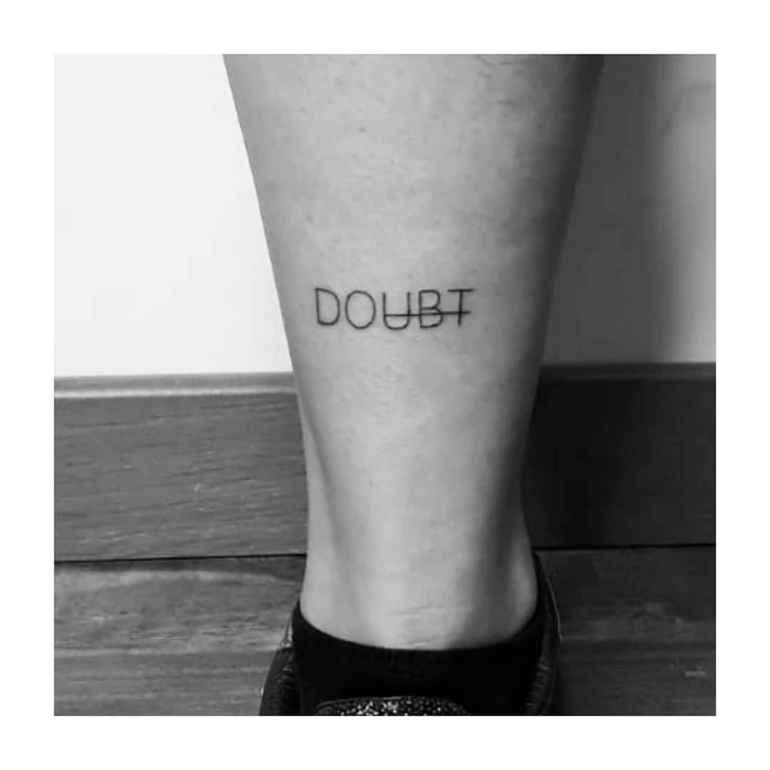 Tatuaje de frase en antebrazo, línea fina Sinkply Madrid