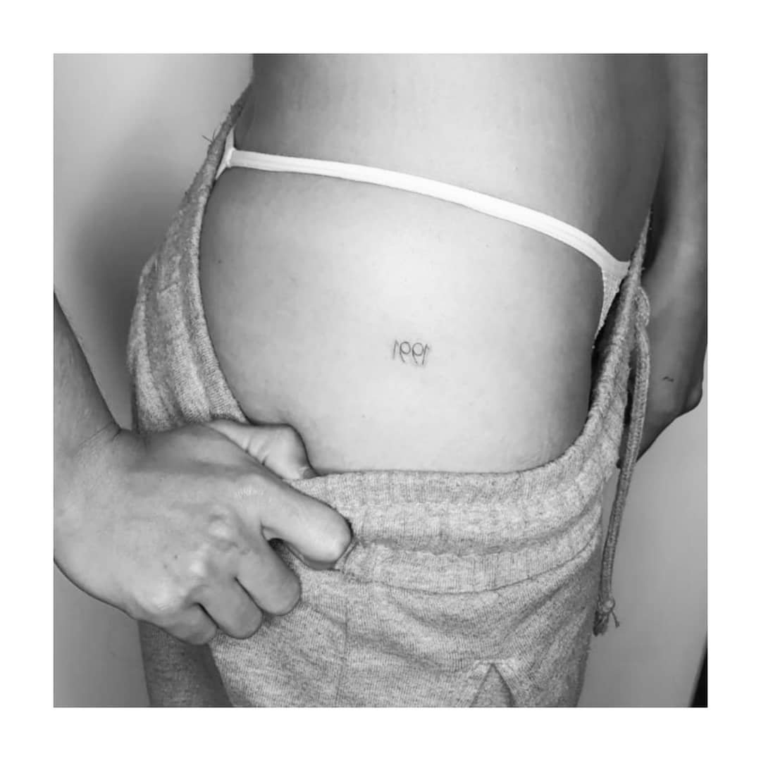 Tatuaje de frase en antebrazo, línea fina Sinkply Madrid