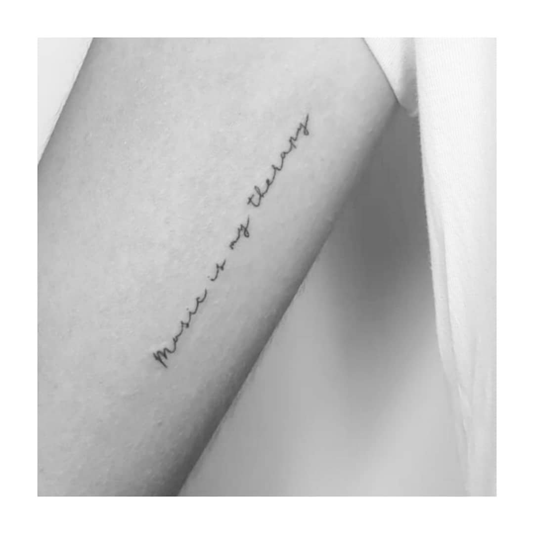 Tatuaje de frase en antebrazo, línea fina Sinkply Madrid