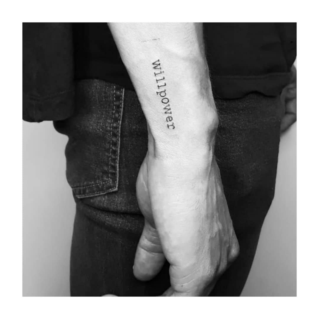 Tatuaje de frase en antebrazo, línea fina Sinkply Madrid