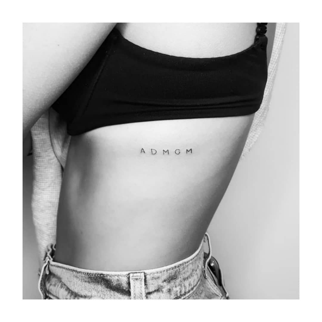 Tatuaje de frase en antebrazo, línea fina Sinkply Madrid