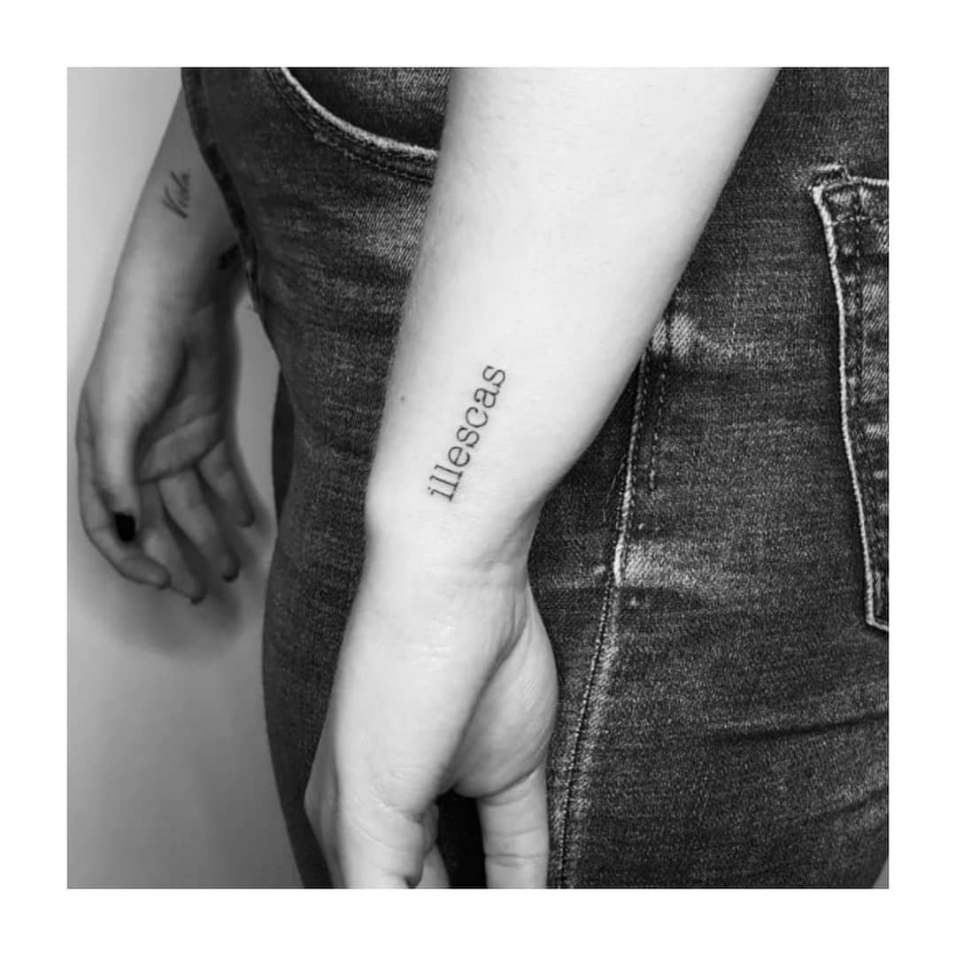 Tatuaje de frase en antebrazo, línea fina Sinkply Madrid
